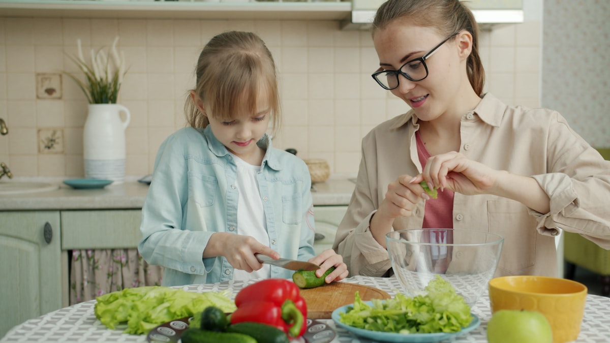 Zdrowa salatka z kurczakiem i warzywami
